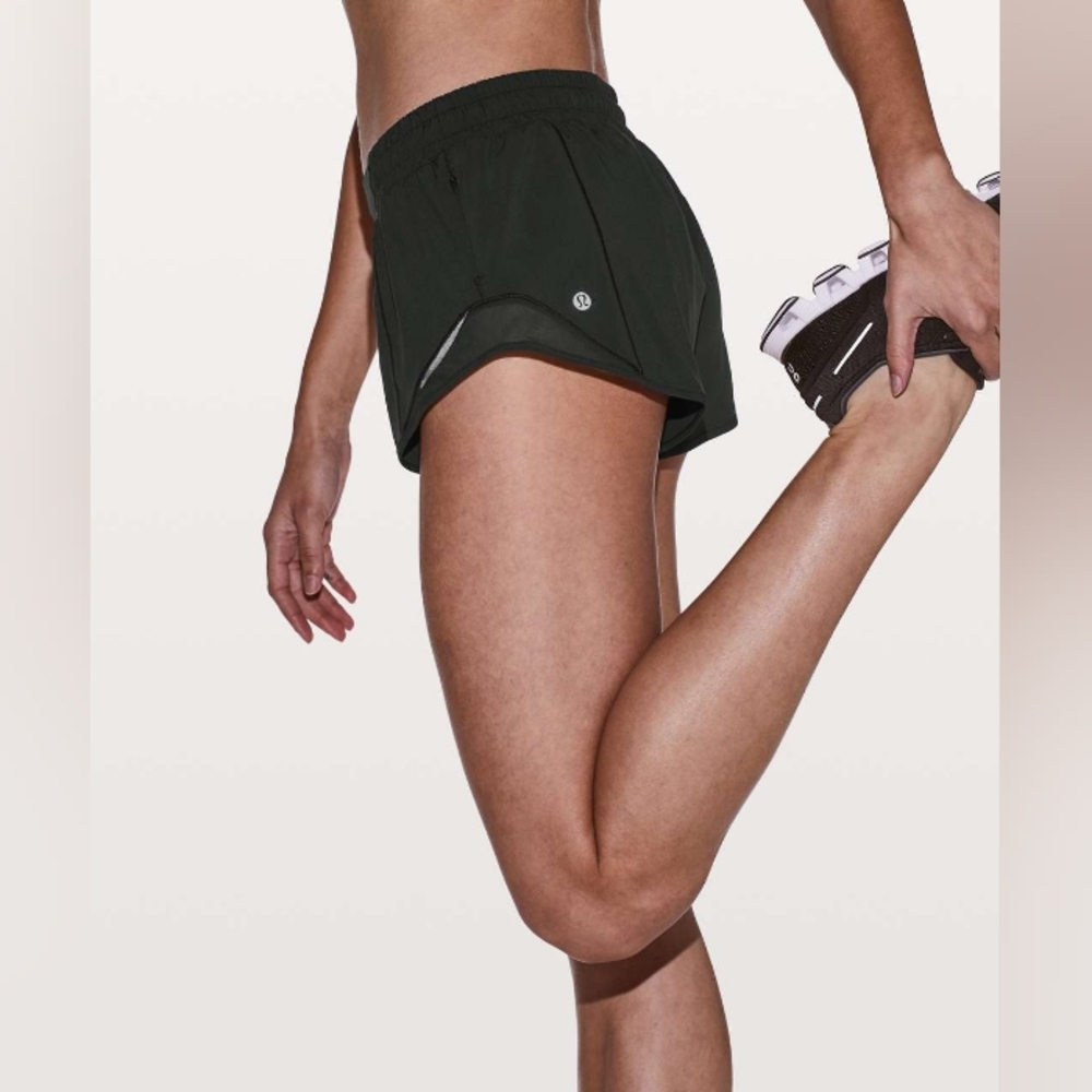 Lululemon Hotty Hot Short II *2.5", Black, Size 6 - Picture 3 of 15